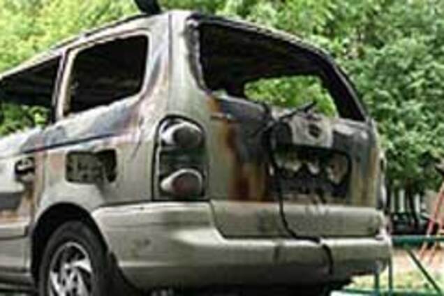 В Киеве неизвестный обливает кислотой автомобили