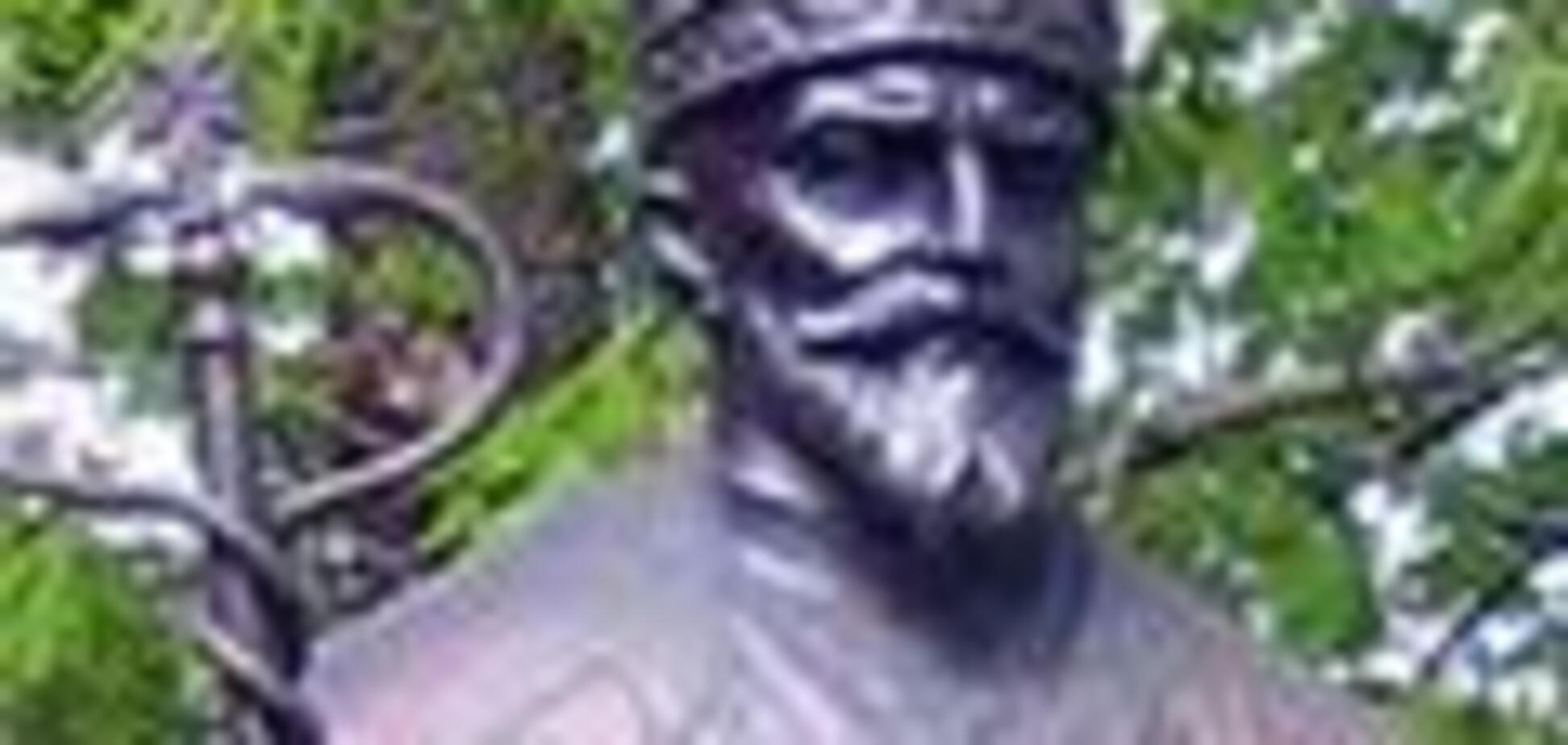 Пенсионеры уничтожили мемориальную доску патриарха