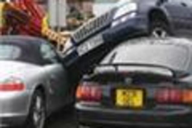 Ирландка припарковалась на крыше чужого автомобиля