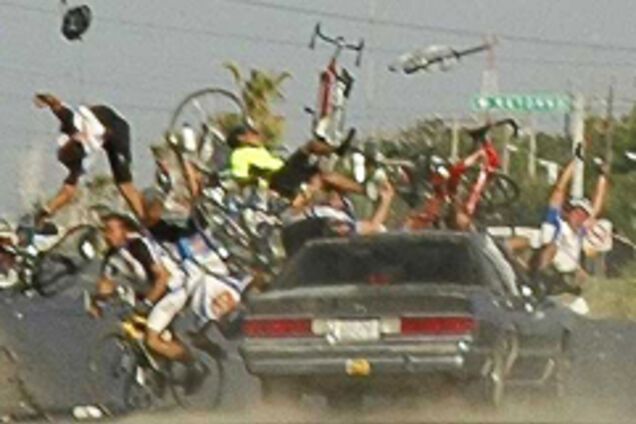 Пьяный водитель врезался в группу велосипедистов