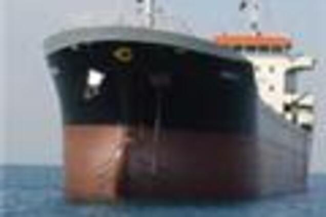 Освобожденные от пиратов моряки ждут буксира