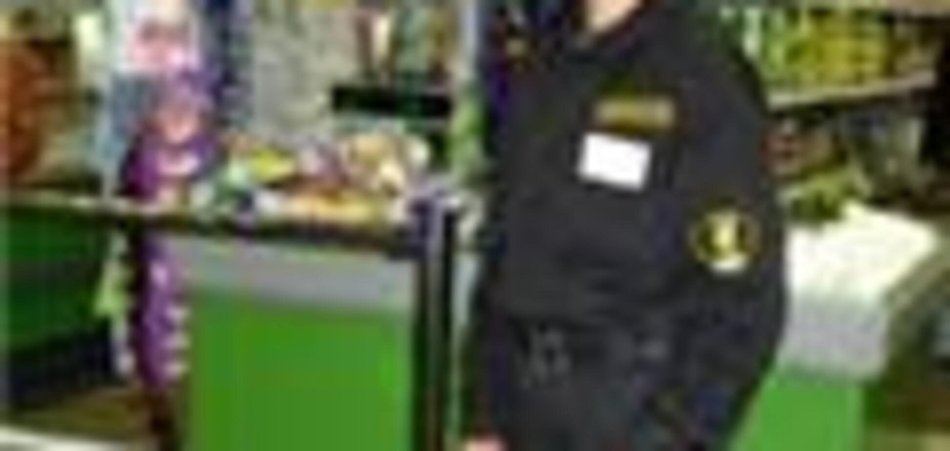 Охорона півгодини утримувала людей в супермаркеті