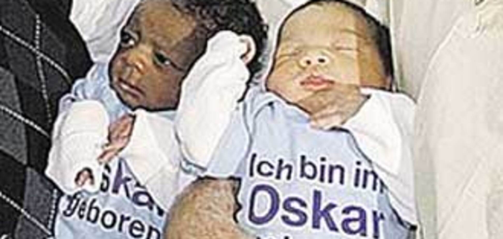 У пары родились разноцветные близнецы