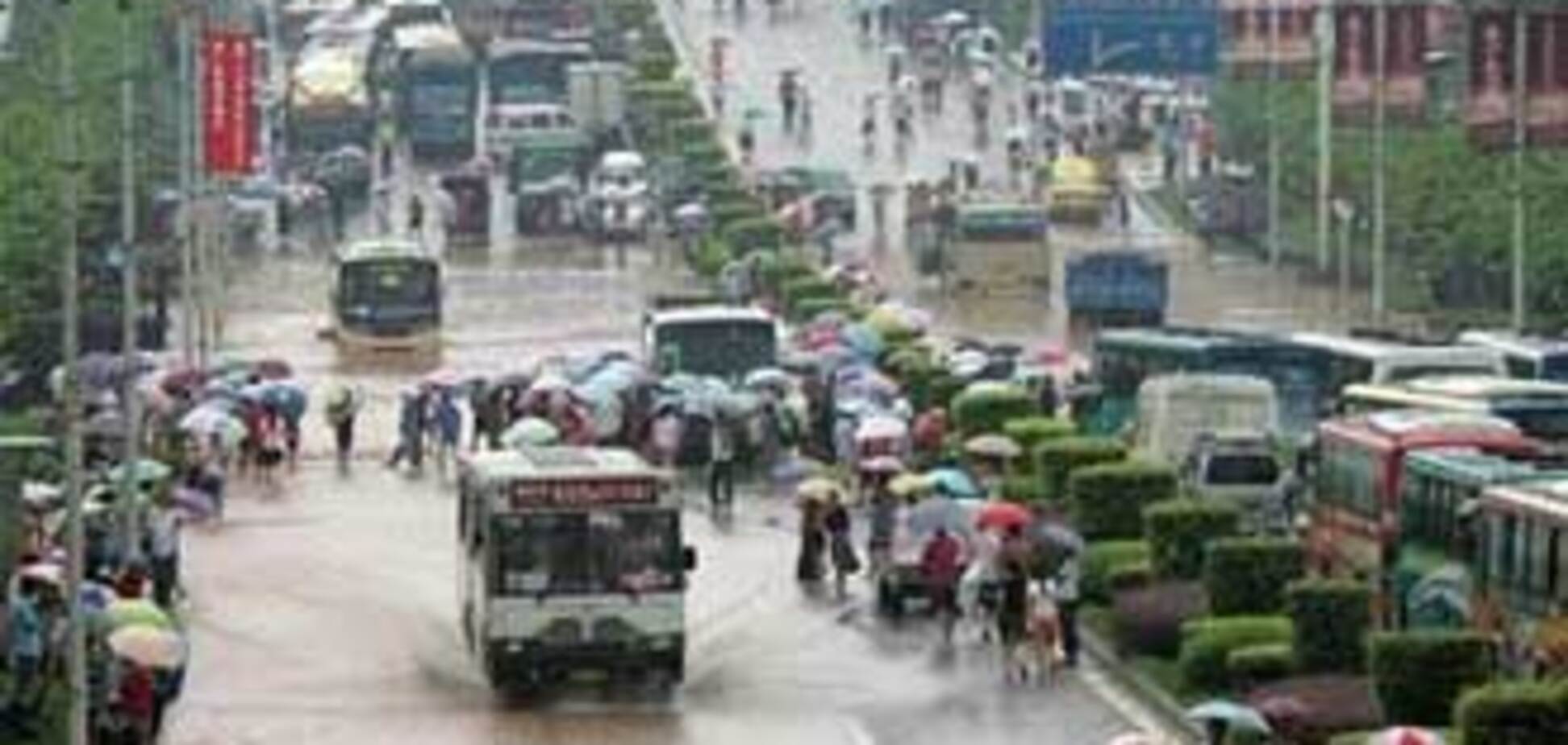 Зливи в Китаї призвели до евакуації 12 тисяч жителів