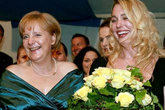 Ангела Меркель змінює мішкуватий одяг на відкриті сукні