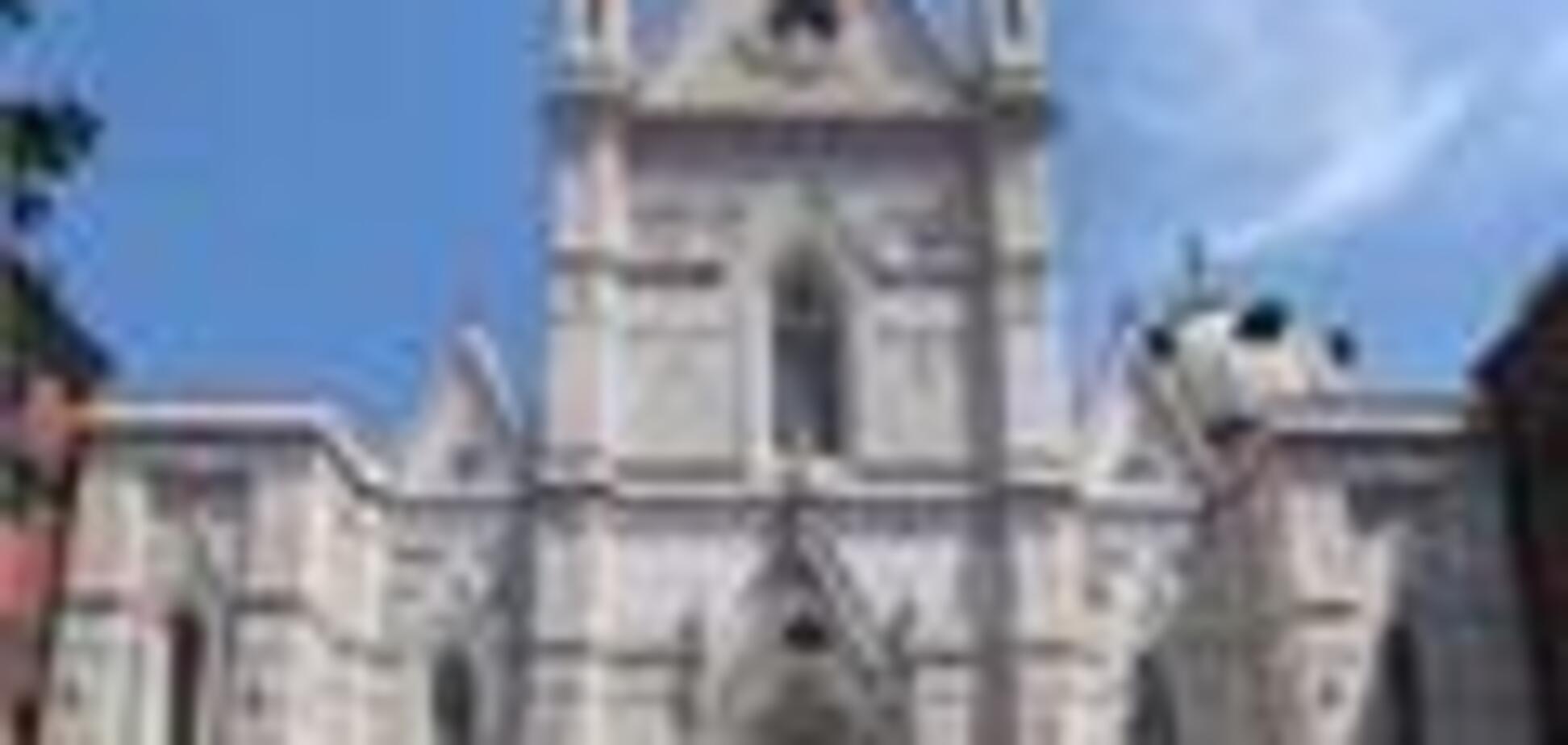 Сотні іммігрантів-погорільців захопили собор в Неаполі