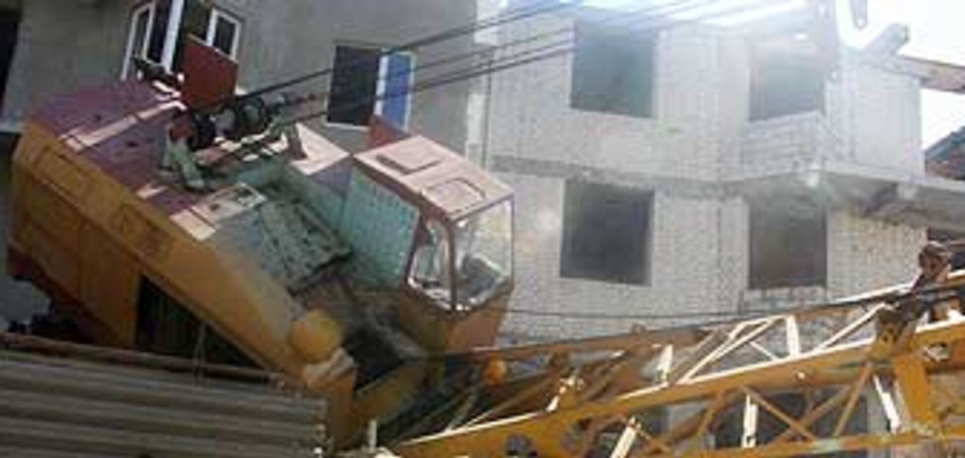 У Миколаєві кран впав на житловий будинок