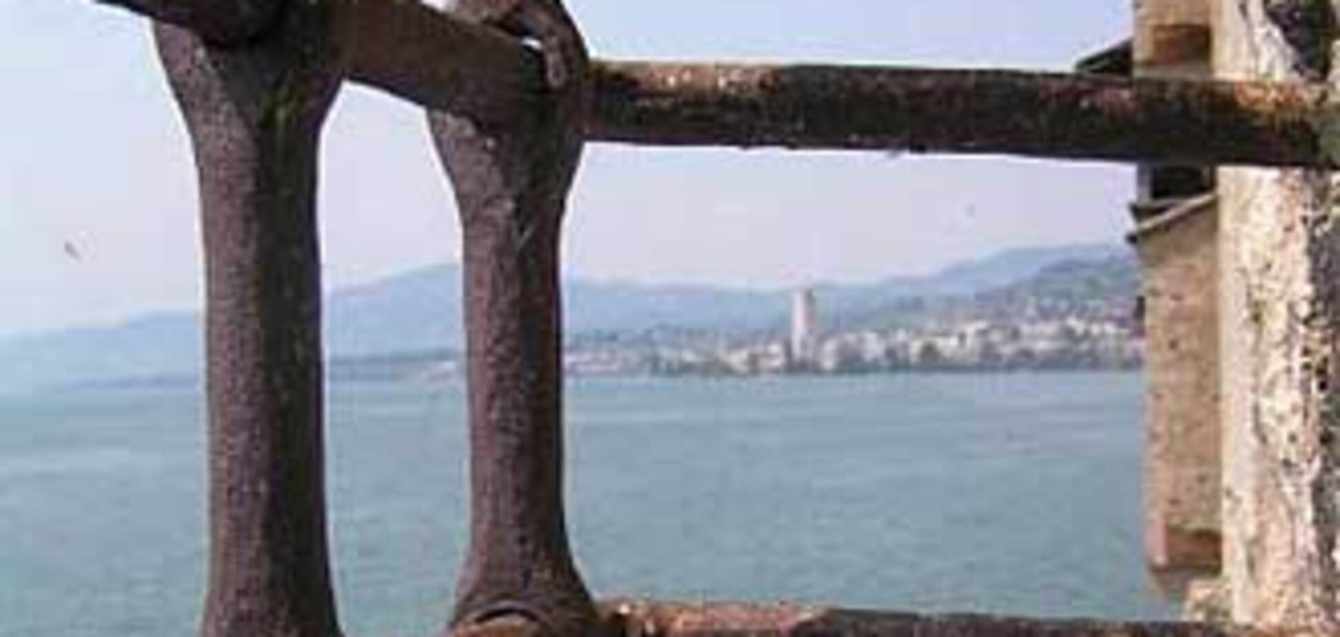 На ферме в Харькове мужчину держали в клетке