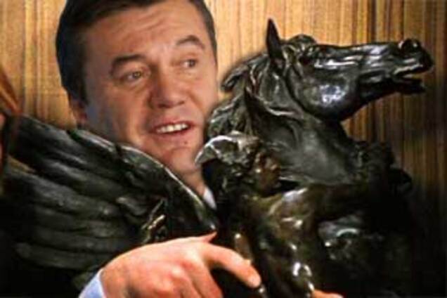 В день рождения Янукович остался без жеребца, но с иконой