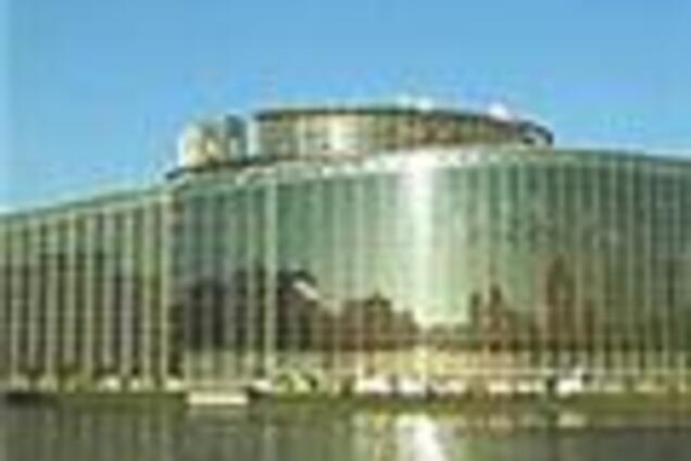 У Європейського парламенту впав дах