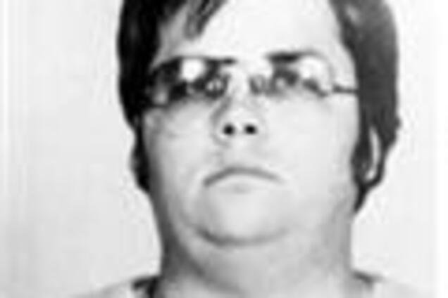 Вбивцю Леннона бояться випускати на свободу