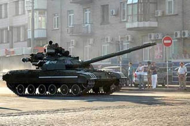 Танки в центрі Києва. ФОТО!