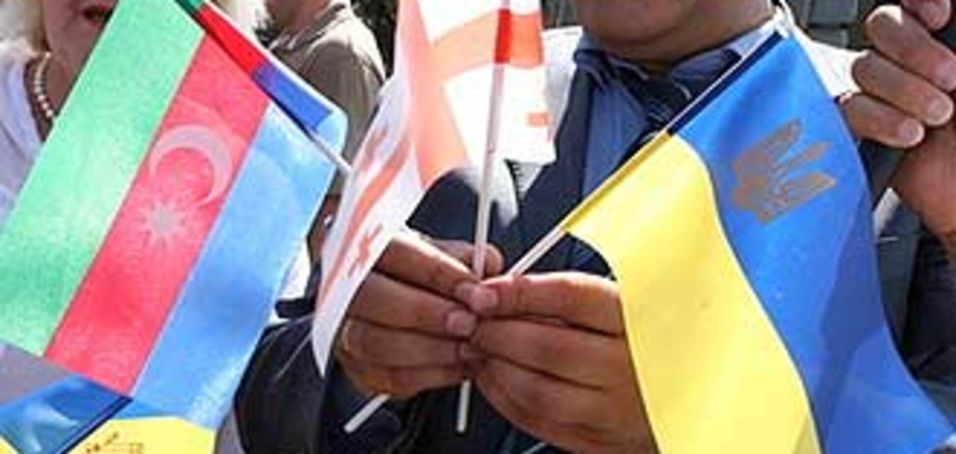 Грузины скрепляют целостность страны живой цепью