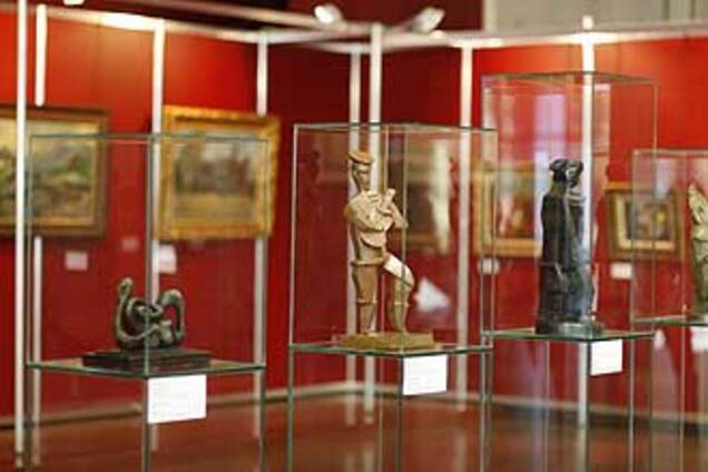 Среди экспонатов антикварного салона нашли краденое