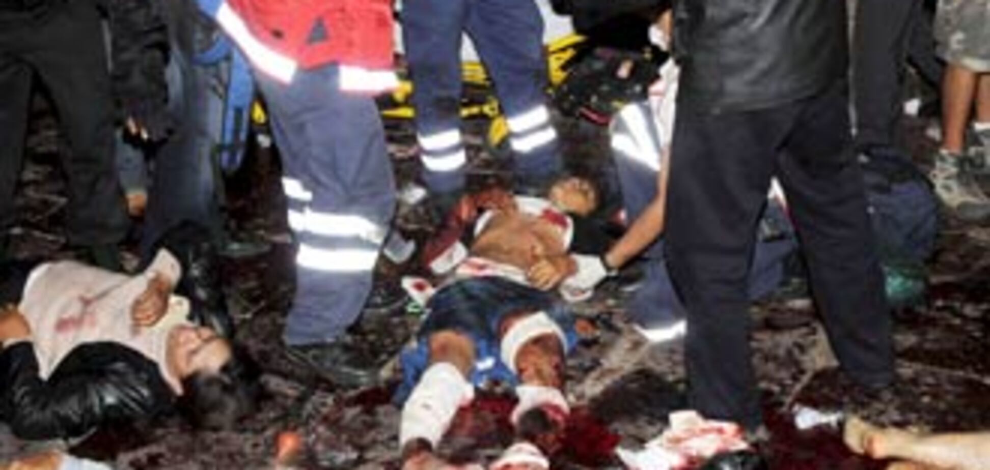 Неизвестный бросил две гранаты в толпу людей