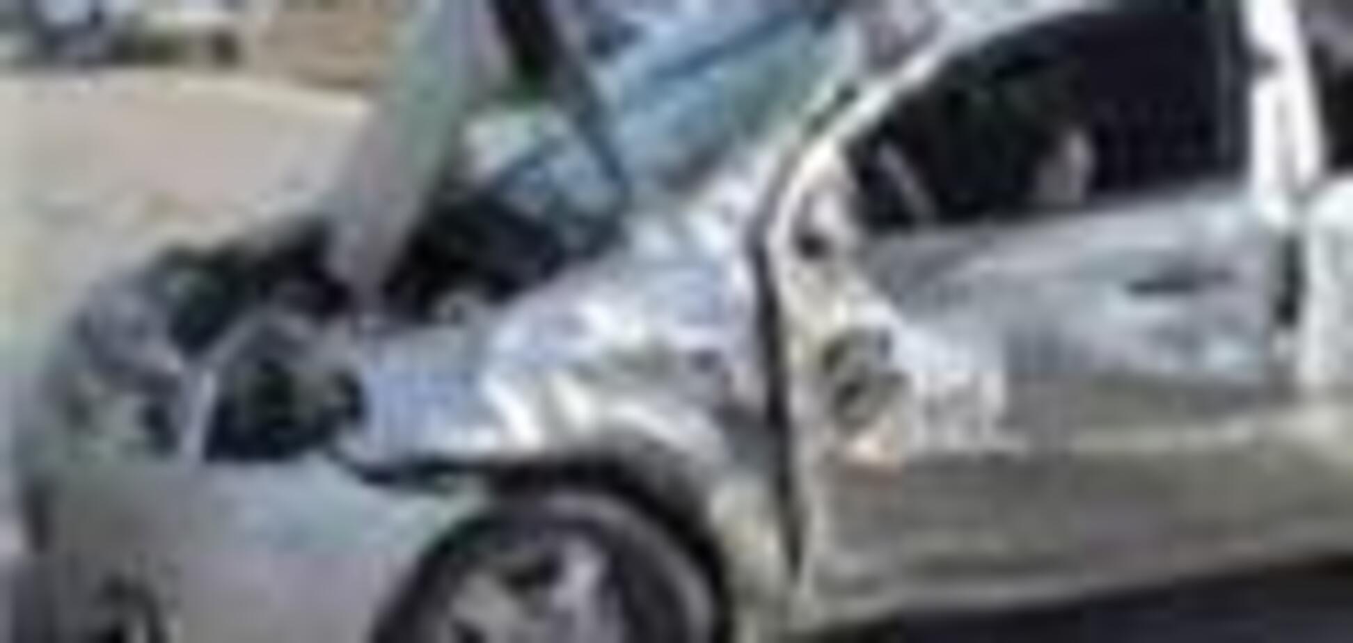 В Крыму автомобиль не разминулся с деревом