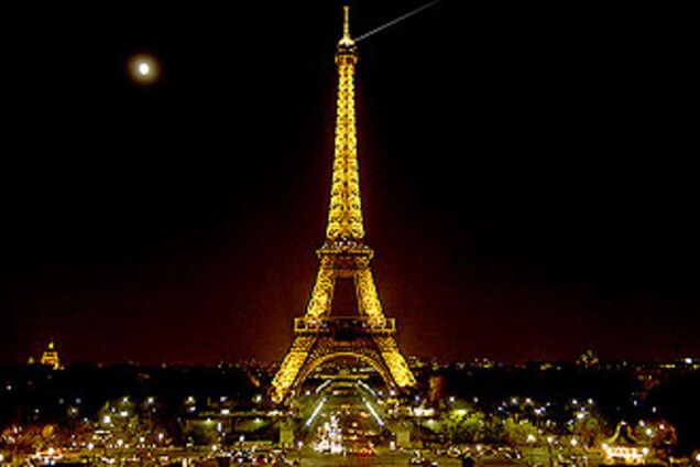 Эйфелева башня станет менее освещенной