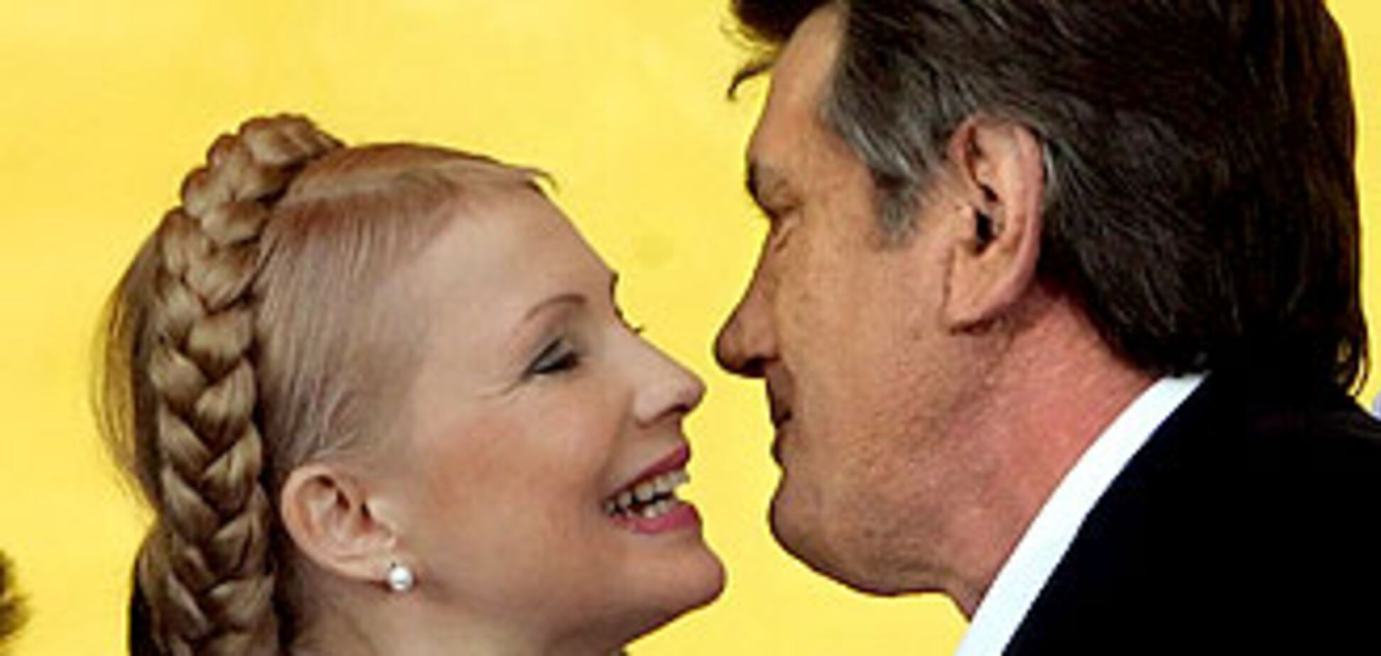 Голый гипсовый Президент пристает к Леди Ю