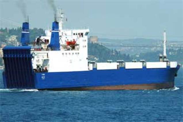 С украинского судна расхищают оружие