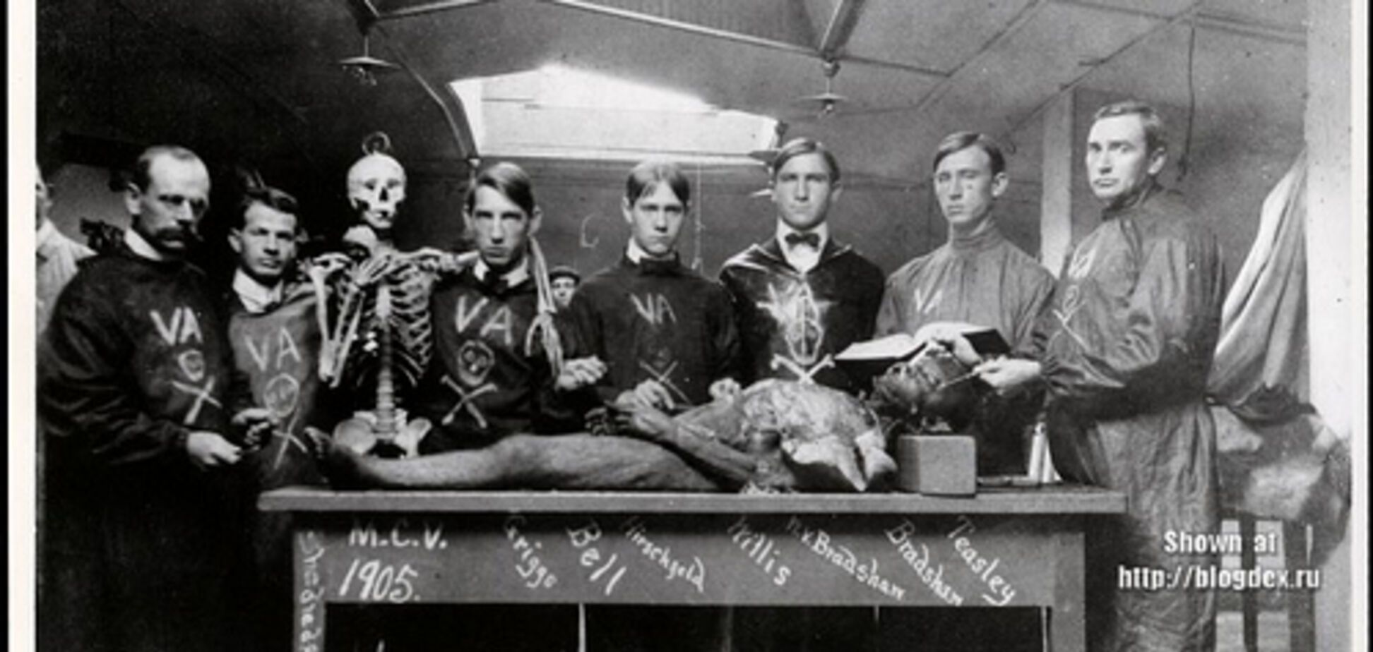 Студенти таки циніки. Фото 'Я і мумія моєї бабусі'