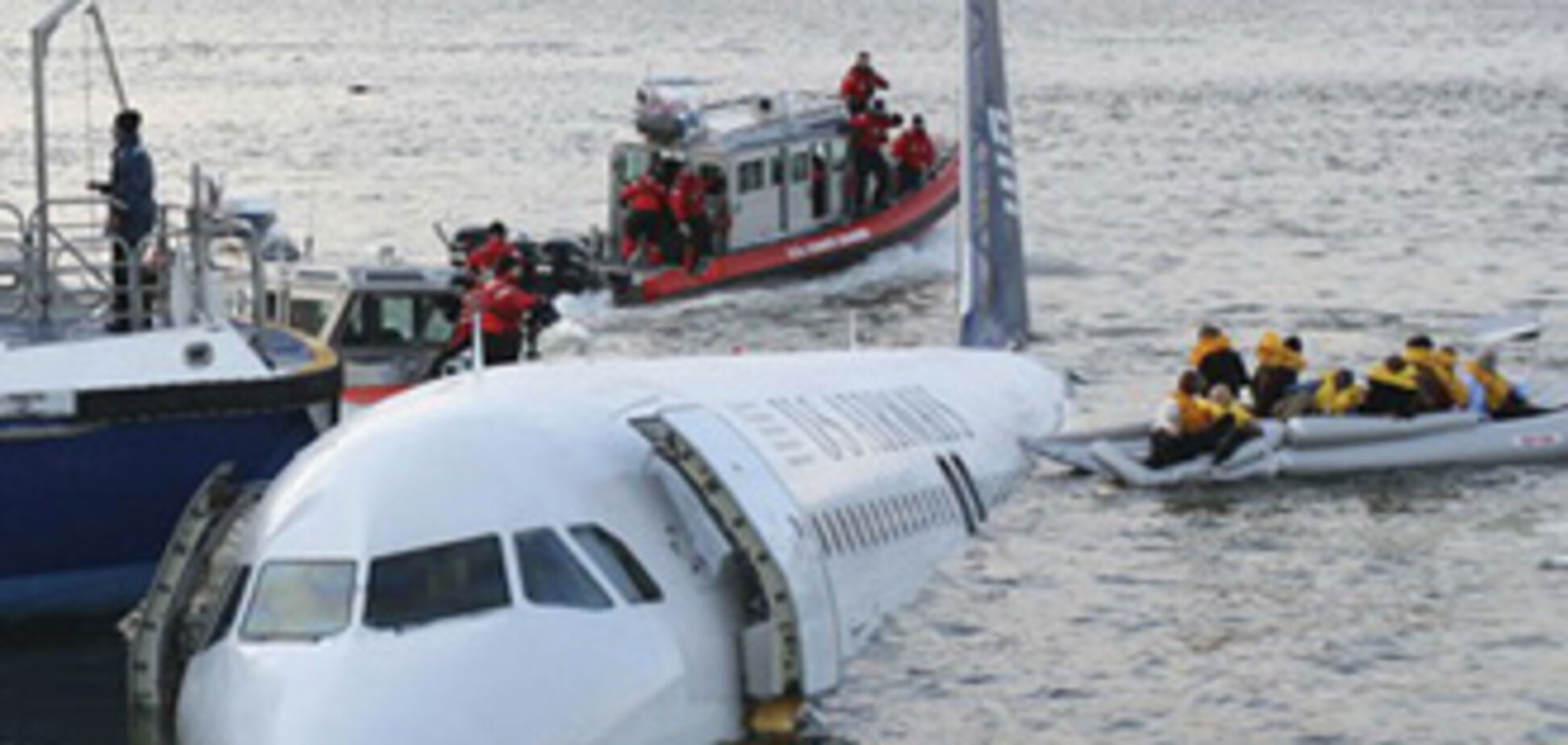 В Нью-Йорке утонул пассажирский самолет