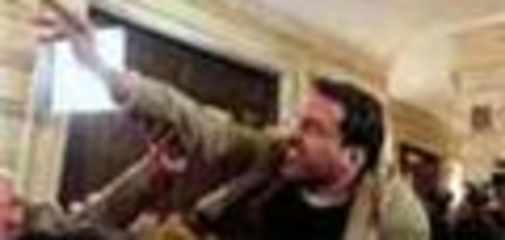 Поступок иракского журналиста увековечили в памятнике