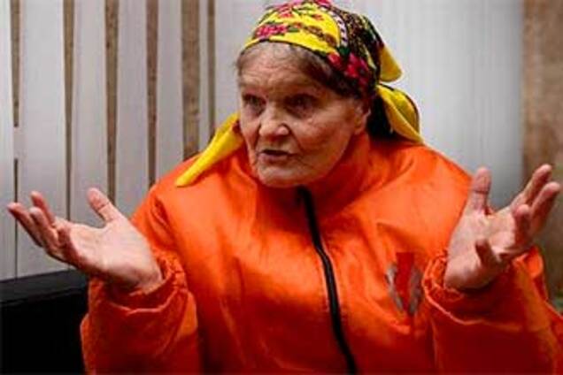 Баба Параска розповіла про поцілунки з Ахметовим