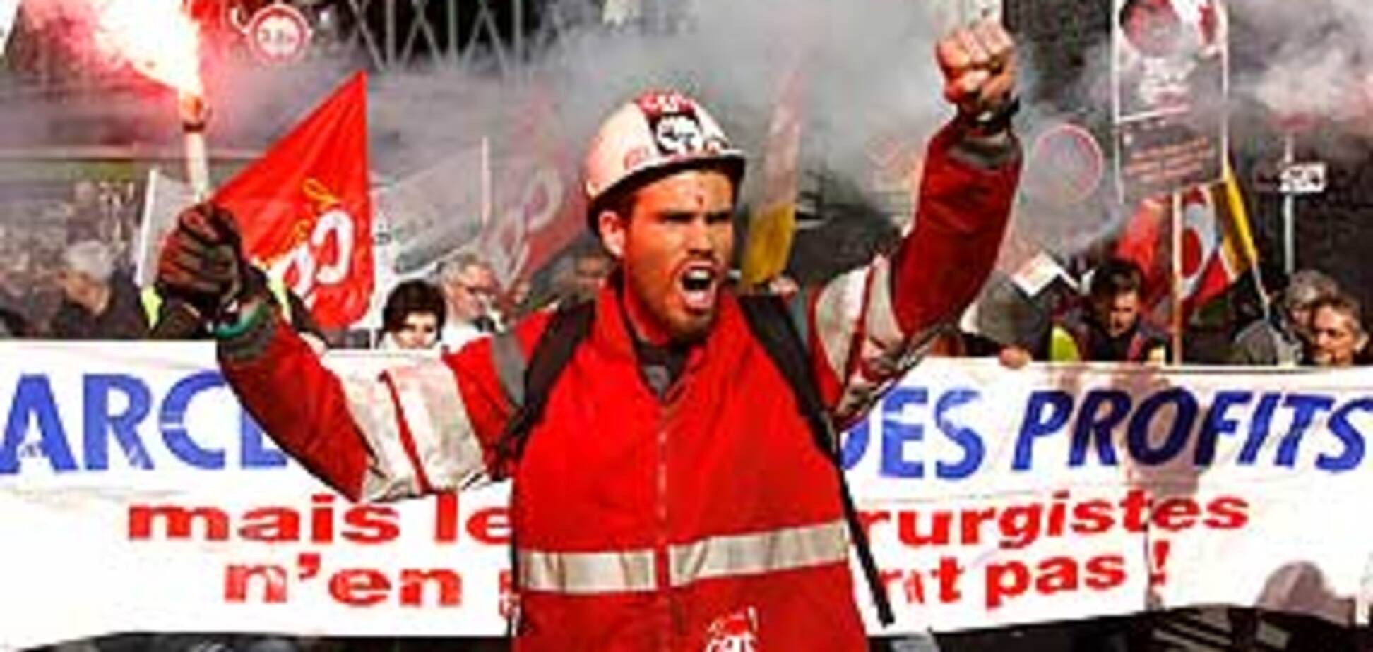 Бастующие французы ранили 30 полицейских