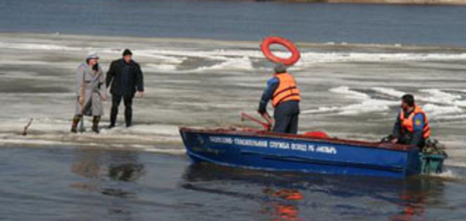 В Азовском море со льдин спасены рыбаки