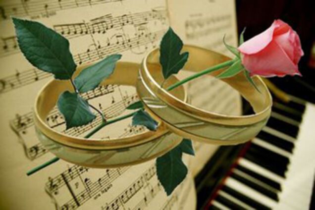 Загсы заставят платить за марш Мендельсона