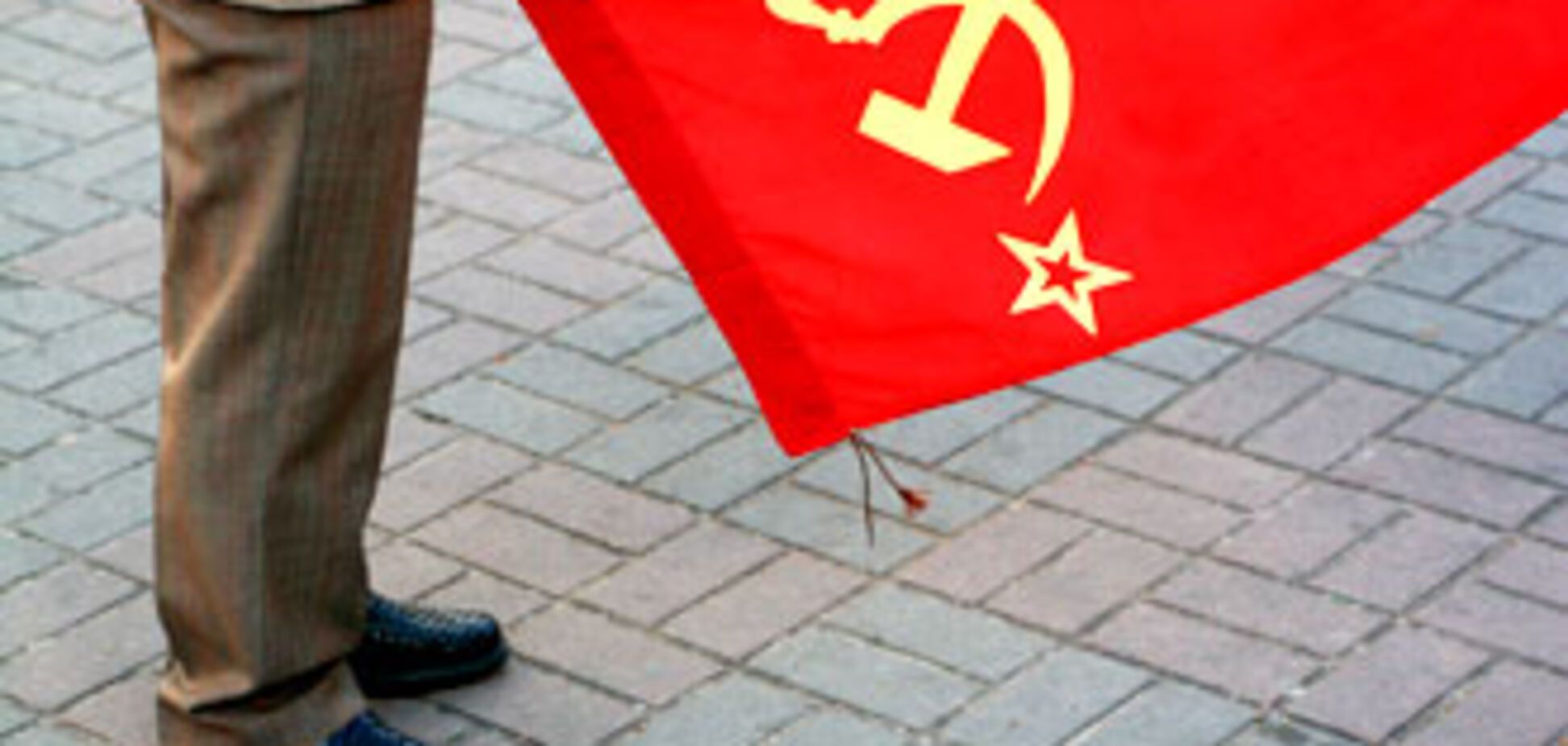 На Харьковский обком КПУ напали вандалы