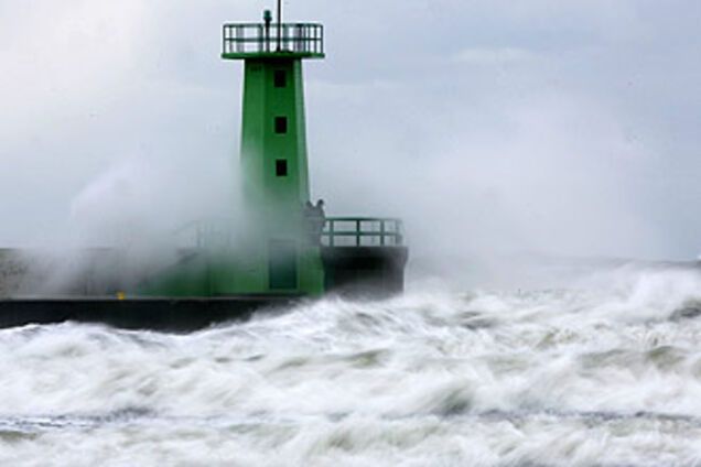 Європу штормить: немає електрики, дороги перекриті