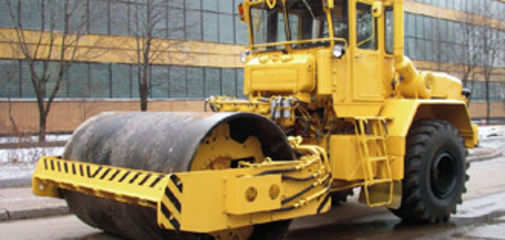 Машиніст віброкатка закатав колегу в асфальт