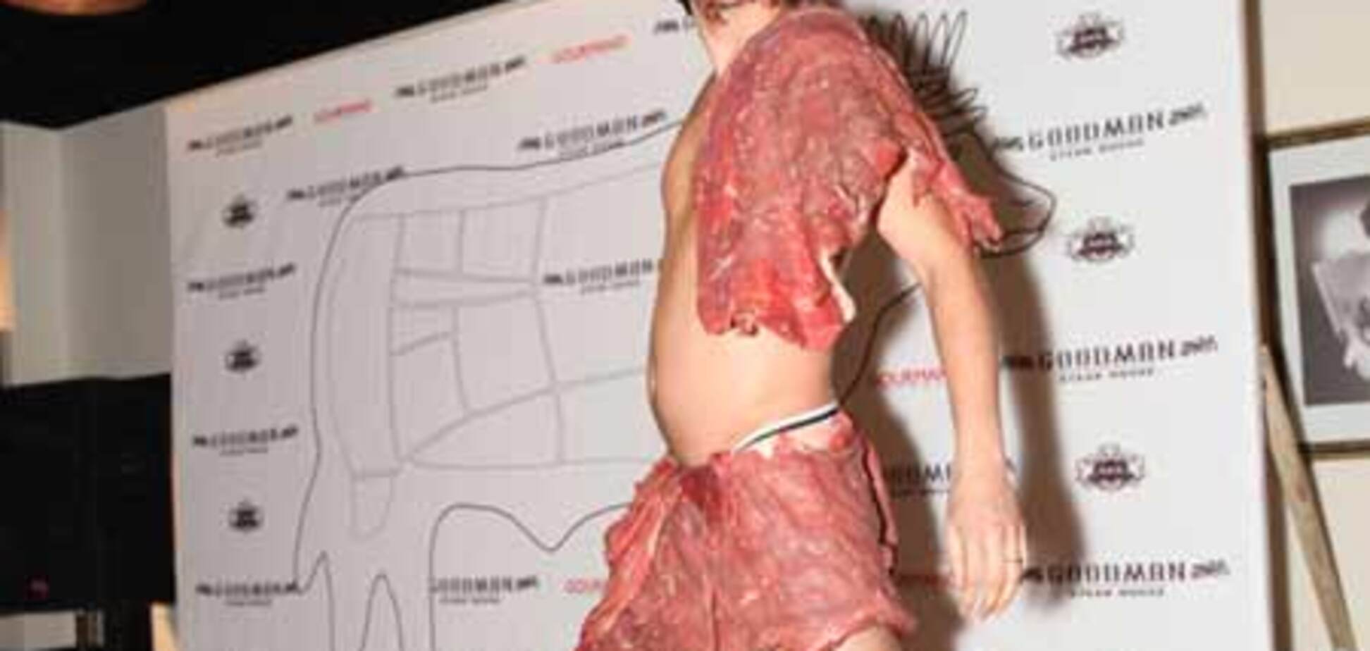 В Киеве показали эпатажную fashion-коллекцию из сырого мяса