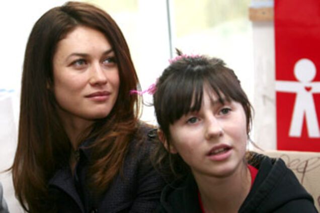 Девушка Бонда навестила приют вместе с Шуфричем и львенком