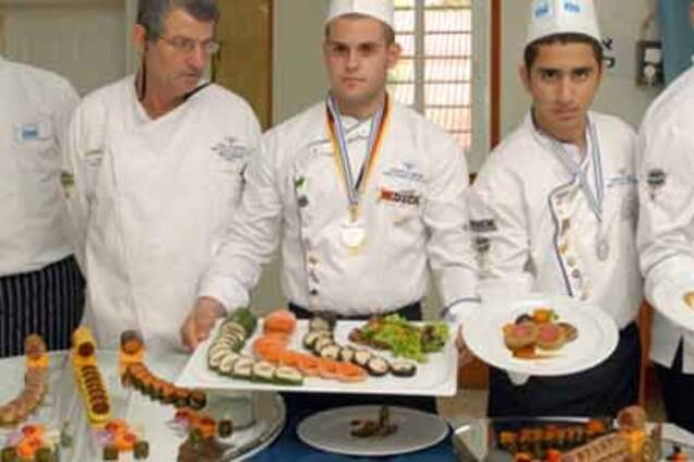 Cолдат ест, служба идет