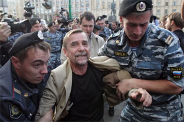 В России милиция тренируется разгонять пенсионеров гранатами