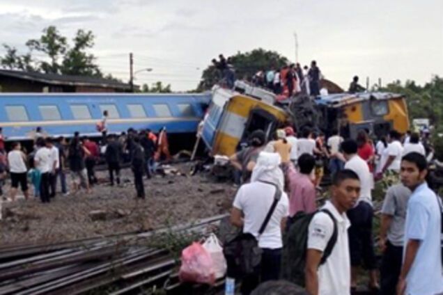 В Таиланде сошел с рельсов поезд, есть жертвы (ФОТО)
