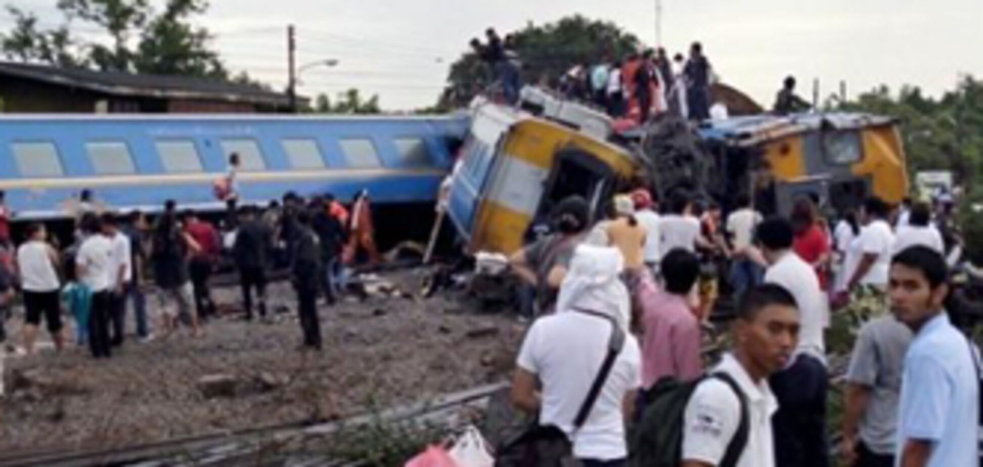 В Таиланде сошел с рельсов поезд, есть жертвы (ФОТО)