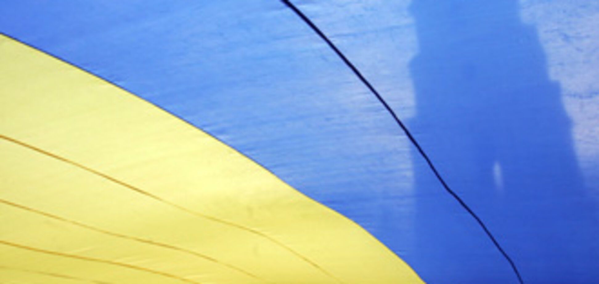 Пьяные девушки пытались сжечь флаг Украины
