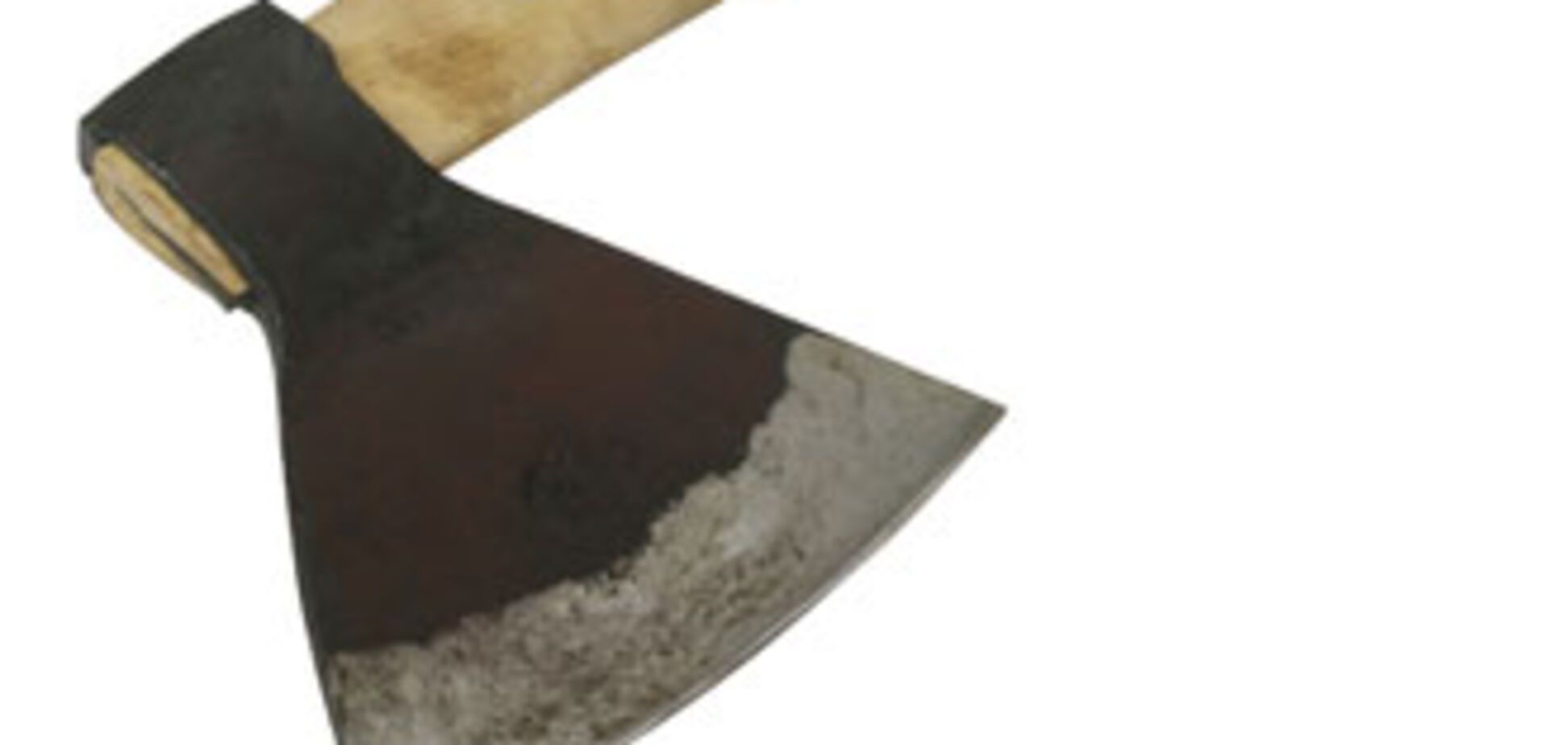 Грабитель с топором и в медицинской маске обчистил банк