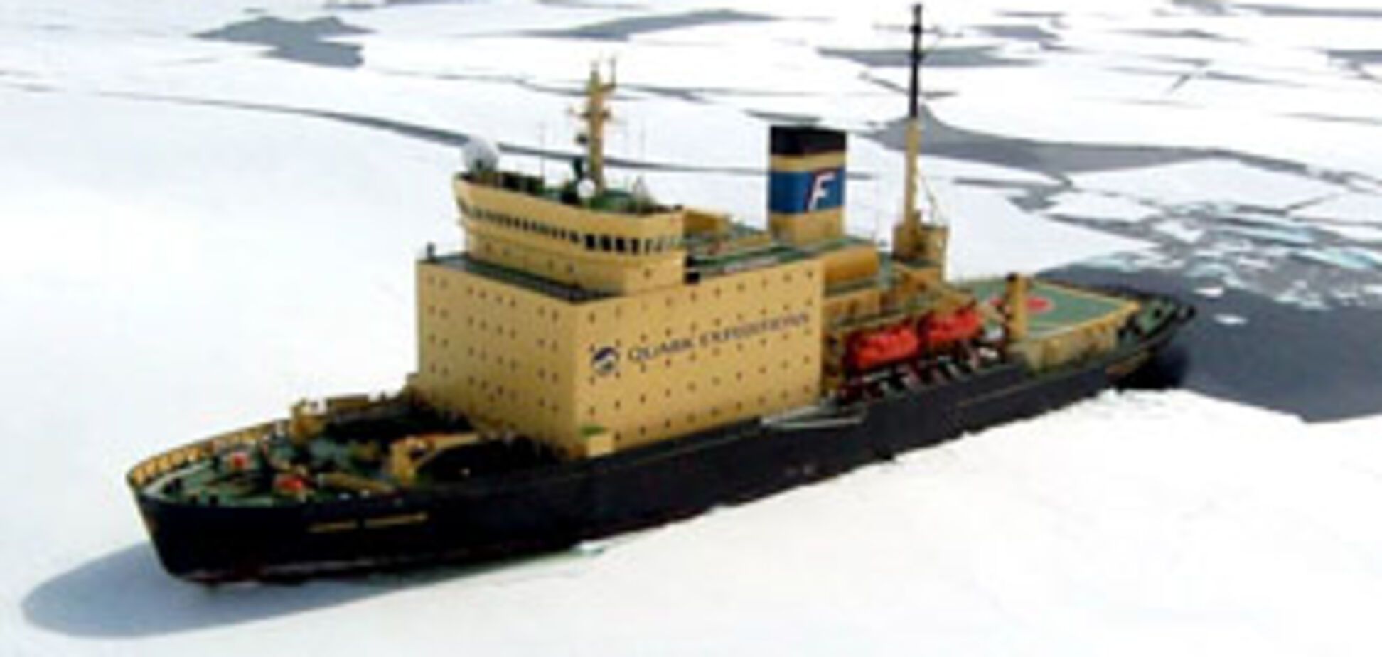 Российский туристический лайнер борется со льдом (ФОТО)