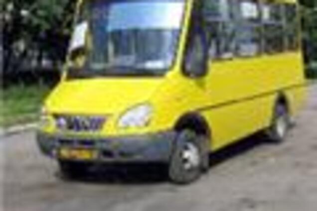 В Харькове иномарка врезалась в автобус