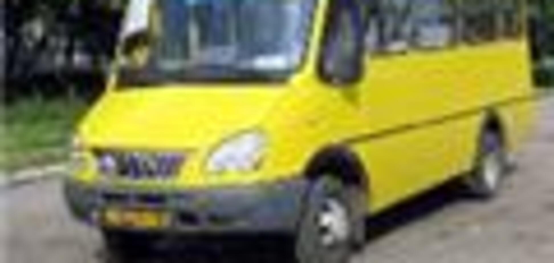 В Харькове иномарка врезалась в автобус