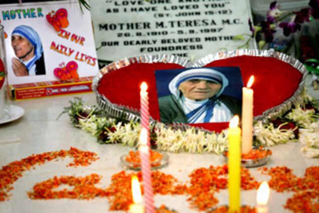 Индия и Албания не могут поделить прах матери Терезы