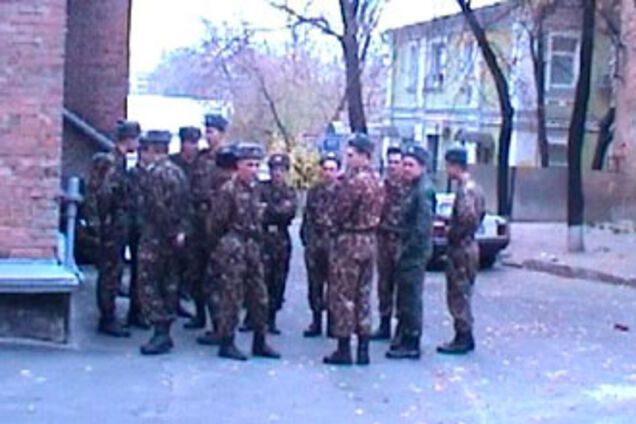 Президент требует от военных знать вирус в лицо