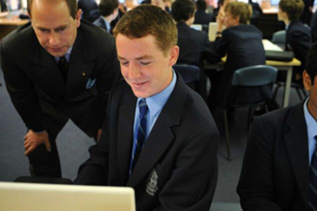 Украинских школьников учат по телевизору