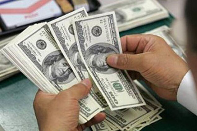 Доллар на межбанке упал