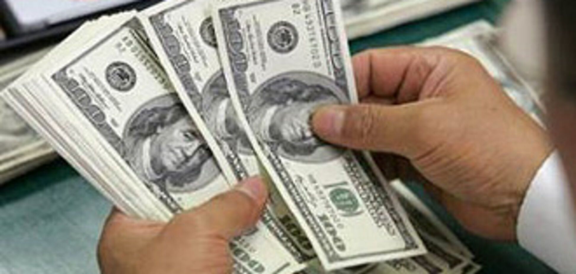 Доллар на межбанке упал