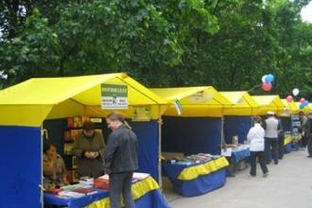 Неизвестные разгромили торговые палатки в Киеве